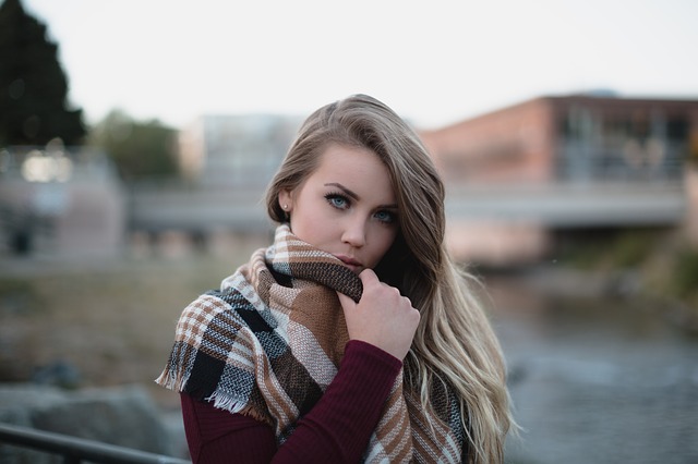 dívka s šálou