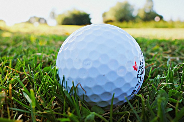 golfový míček na trávě
