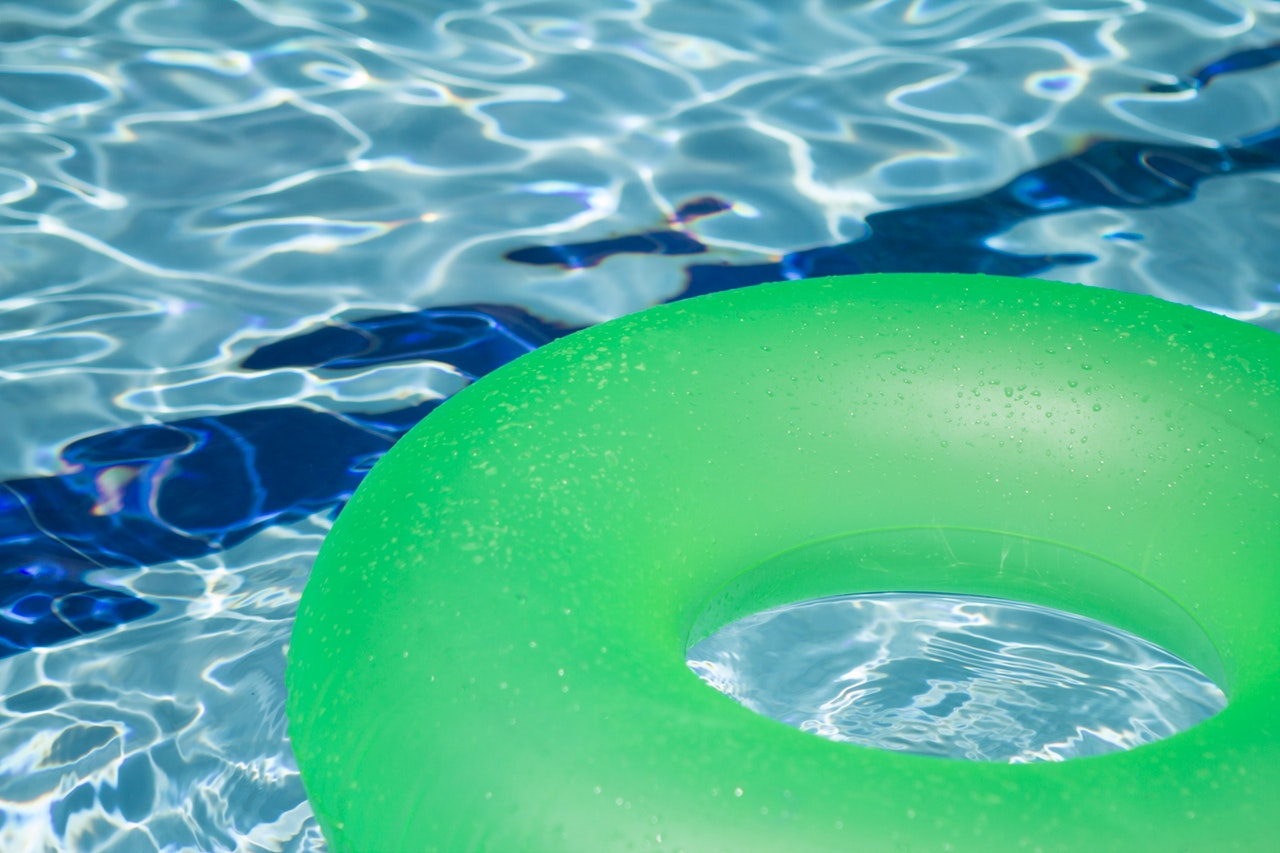 bazén se zeleným kruhem na hladině